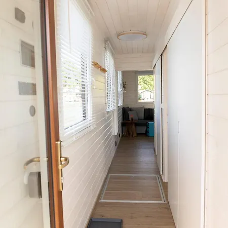 Botel Houseboat Daisy *