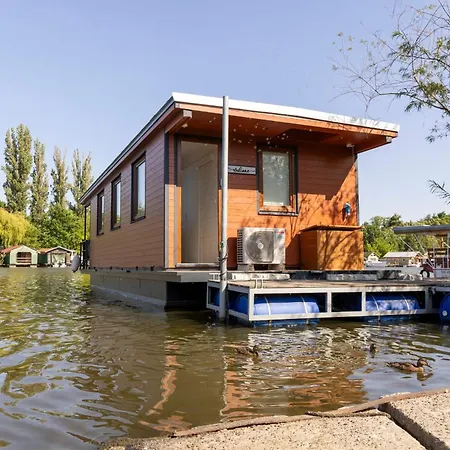 Houseboat Daisy