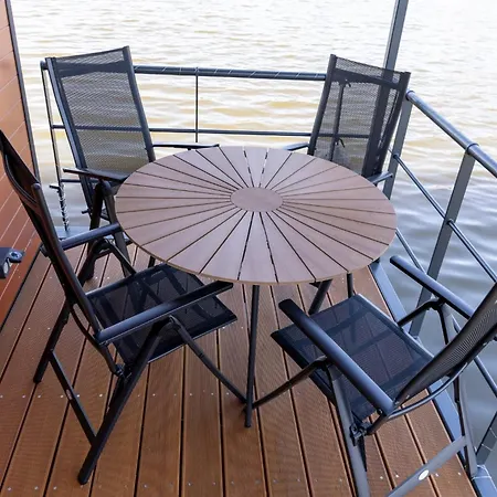 Houseboat Daisy Botel