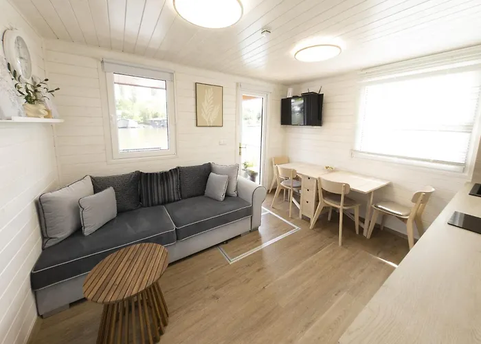 Houseboat Daisy