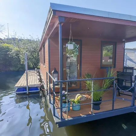 Houseboat Daisy