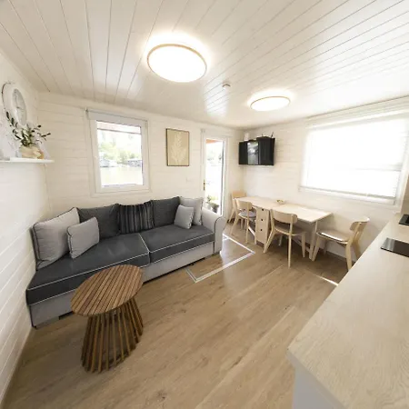 Houseboat Daisy