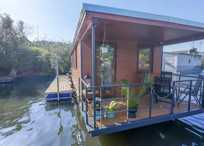 Houseboat Daisy