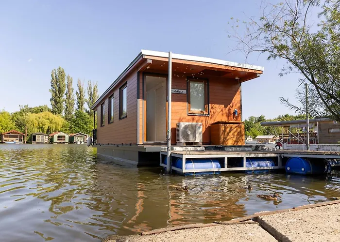 Houseboat Daisy